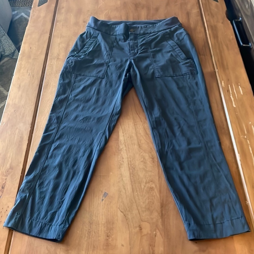 ATHLETA Nylon Capri Pants Size 4